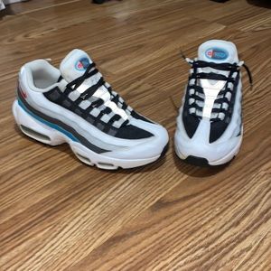 Size 6.5y 95 Nike Air Max.